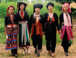 Trang phục của phụ nữ các nhánh dân tộc Dao ở huyện Văn Yên.

