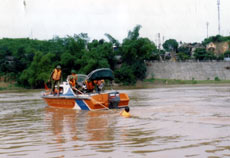 Thực hành nâng cao trình độ lái xuồng cứu hộ, cứu nạn trên sông.
(Ảnh: Thanh Năm)
