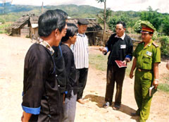 Công an phụ trách xã cùng Ban Công an xã Nậm Khắt, Mù Cang Chải hội ý về công tác tuần tra, vận động chống tái trồng cây thuốc phiện.
