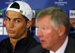 Ronaldo nhìn HLV Ferguson trong một buổi họp báo tại sân Old Trafford - sân nhà của M.U.