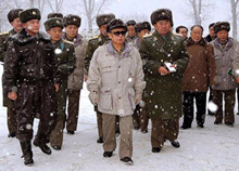 Chủ tịch Kim Jong Il (giữa) buộc tội Mỹ đang hướng các tên lửa hạt nhân vào nước này và cảnh báo chiến tranh hạt nhân có thể xảy ra trên bán đảo Triều Tiên.