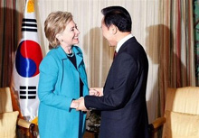 Ngoại trưởng Mỹ Hillary Rodham Clinton trong cuộc gặp với Tổng thống Hàn Quốc Lee Myung-Bak.