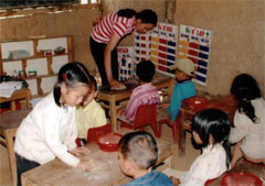 Lớp học mầm non ở thôn Bản Có, xã Thạch Lương, huyện Văn Chấn đã góp phần để 100% trẻ trong độ tuổi được đến lớp. (Ảnh: M.Q)