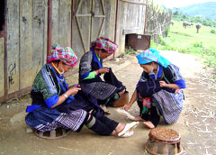 Hết mùa vụ, chị em phụ nữ người Mông ở Nậm Khắt (Mù Cang Chải) chỉ quanh quẩn những việc vặt trong nhà mà không biết tìm việc gì phù hợp để nâng cao thu nhập.