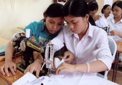 Thanh niên nông thôn tham gia học nghề tại Trung tâm Dạy nghề huyện Văn Yên. (Ảnh: Thu Hạnh)
