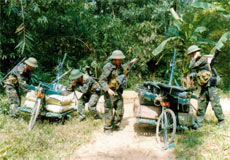 Thực hành vận chuyển lương thực, vũ khí bằng xe đạp thồ trong huấn luyện chuyển vận tải khép kín năm 2009.