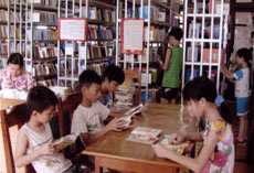 Nhiều trẻ em ở thành phố Yên Bái đến Thư viện tỉnh đọc sách, truyện trong những ngày hè. (Ảnh: Quỳnh Nga)

