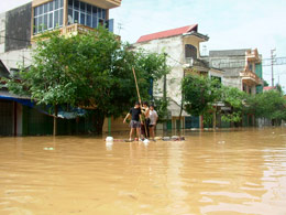 Thành phố Yên Bái chìm ngập trong cơn bão số 4 năm 2008. (Ảnh: Quang Thiều)