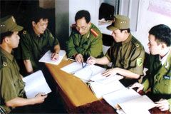 Công an thị trấn Yên Bình (Yên Bình) triển khai công tác tuần tra đảm bảo trật tự an ninh cơ sở.
