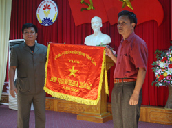 Đồng chí Nguyễn Văn Bình - Phó chủ tịch Thường trực UBND tỉnh trao cờ thi đua xuất sắc năm 2008 cho Công ty Cổ phần Xây dựng Quang Thịnh, huyện Văn Chấn.