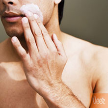 Đừng quên rửa mặt khoảng 2 lần/ngày với loại sữa rửa mặt dành cho da nhờn - nếu da bạn bị nhờn - Ảnh minh họa