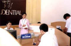 Khách hàng đến làm hợp đồng bảo hiểm tại Prudeltial Yên Bái.