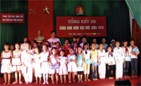 Các em thiếu nhi có thành tích xuất sắc trong học tập hè 2009 được tặng quà.
