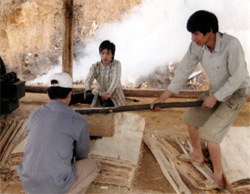Sản xuất gỗ ván bóc là sản phẩm chủ lực trong sản xuất công nghiệp - tiểu thủ công nghiệp của huyện Trấn Yên.
