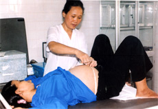 Trạm Y tế xã Tích Cốc (huyện Yên Bình) khám thai định kỳ cho bà mẹ mang thai.