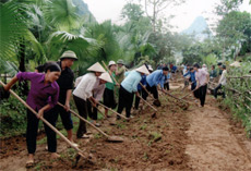 Nông dân huyện Lục Yên tu sửa đường liên thôn, liên xã.
