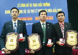 3 trọng tài đã giành còi vàng (Dương Văn Hiền, giữa), bạc (Võ Minh Trí, trái) và đồng (Phùng Đình Dũng) vẫn là ứng viên cho danh hiệu năm nay