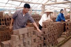 Cơ sở sản xuất gạch của ông Vũ Xuân Dật, tạo việc làm thường xuyên cho trên 20 lao động địa phương.

