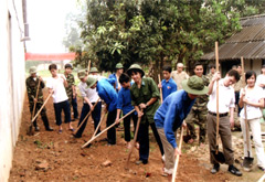 Đoàn viên thanh niên phường Nguyễn Thái Học giúp nhân dân tổ 24 làm đường giao thông.
