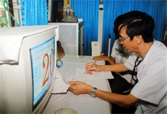 Làm thủ tục khám bệnh cho bệnh nhân BHYT ở Bệnh viện Đa khoa huyện Văn Yên.

