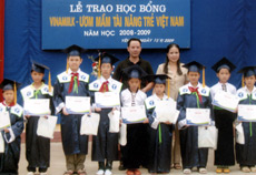 Đại diện Công ty sữa Vinamilk, lãnh đạo Sở GD và ĐT trao quà và học bổng cho học sinh tiểu học Yên Bái.