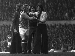 Denis Law trong vòng tay các CĐV Man City sau bàn thắng gián tiếp đẩy MU xuống hạng năm 1974.