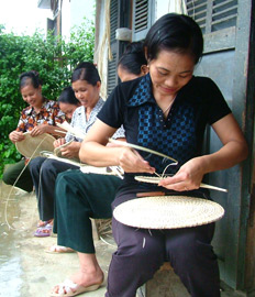 Sản xuất hàng mây tre đan xuất khẩu ở xã Yên Thắng, huyện Lục Yên. (Ảnh: Thanh Thủy)