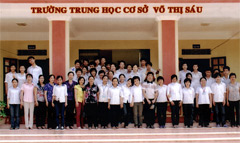 Hoàng Trung Hiếu (dấu X) và thầy cô, bạn bè cùng lớp 9 
trong buổi mãn khóa.

