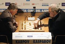 Karpov (trái) trong trận tái đấu với Garry Kasparov.