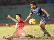 Pha tranh bóng giữa Pipob (Chonburi) và Chí Công (Becamex Bình Dương).