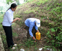 Đồng đẳng viên Nguyễn Tr H thị trấn Cổ Phúc thu gom bơm kim tiêm bẩn.