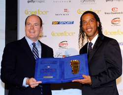 Ronaldinho nhận danh hiệu 