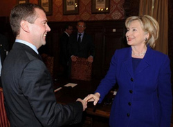 Tổng thống Medvedev chào đón Ngoại trưởng Clinton tại tư dinh.