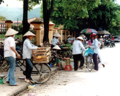 Vỉa hè bị lấn chiếm, biến thành chợ “cóc”.
