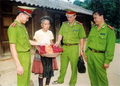 Công an huyện Trạm Tấu thường xuyên sâu sát địa bàn, gần gũi nhân dân để kịp thời nắm bắt tình hình an ninh cơ sở.
