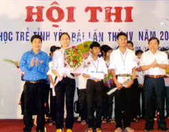 Lãnh đạo Tỉnh đoàn trao giải nhất Hội thi Tin học 2009 cho Đội huyện Yên Bình.