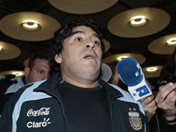 Maradona sắp phải ra trình diện trước Ủy ban kỷ luật của FIFA.