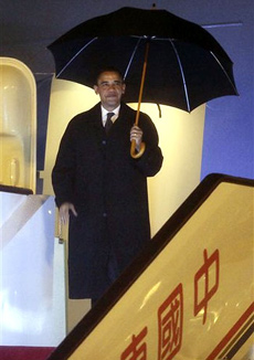 Tổng thống Barack Obama tới sân bay Pudong, Thượng Hải.