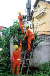 Đội kỹ thuật Chi nhánh Điện thành phố Yên Bái thay thế, lắp đặt công tơ cho khách hàng.

