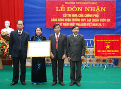 Lãnh đạo nhà trường nhận Bằng công nhận Trường THPT đạt chuẩn quốc gia mức độ I của UBND tỉnh Yên Bái.