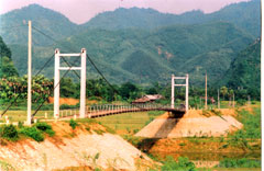 Cây cầu đã nối liền đôi bờ đông - tây.
