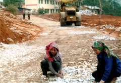 Công trình giao thông từ xã Tú Lệ (Văn Chấn) - xã Nậm Có (Mù Cang Chải), - một trong những công trình được hỗ trợ theo Nghị quyết 30a của Chính phủ.