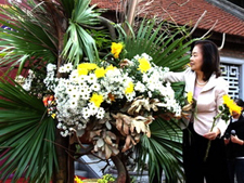 Nghệ nhân Eikou Sumara giới thiệu nghệ thuật cắm hoa Ikebana.