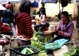 Giá rau quả tăng cao, kéo theo đó là nỗi lo của người dân.