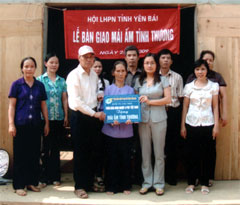 Bà Nguyễn Thị Thu Hà - Phó chủ tịch Hội Liên hiệp phụ nữ tỉnh trao nhà “Mái ấm tình thương” cho gia đình chị Vũ Thị Dinh - xã Việt Hồng (Trấn Yên).