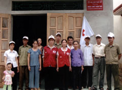 Lãnh đạo Hội Chữ thập đỏ thành phố trao “nhà chữ thập đỏ” cho hộ ông Vũ Viết Lương hộ nghèo đặc biệt khó khăn, thôn Đồng Phú, xã Nam Cường, thành phố Yên Bái.

