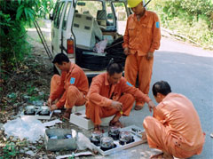 Công nhân Chi nhánh Điện lực thành phố Yên Bái thay công tơ điện sau khi tiếp nhận lưới điện nông thôn. (Ảnh: H.N)
