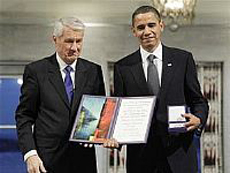 Tổng thống Barack Obama nhận giải thưởng Nobel Hòa bình từ Chủ tịch Ủy ban Nobel Thorbjorn Jagland.