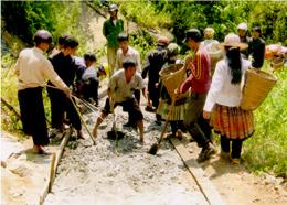 Nhân dân thôn đầu cầu, xã Xà Hồ (huyện Trạm Tấu) tham gia kiên cố hóa đường liên thôn bản.