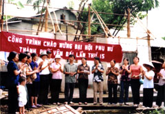 Hội Phụ nữ phường Nguyễn Thái Học giúp hội viên xóa nhà đột nát.

